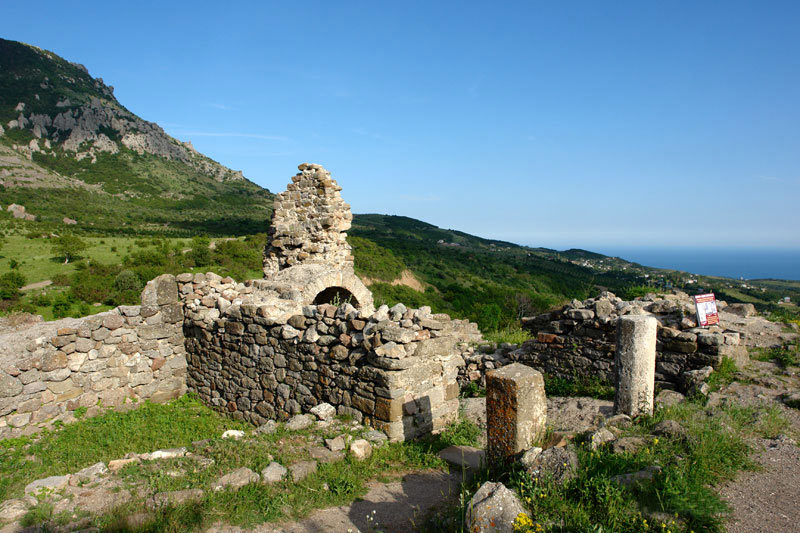 Средневековая башня в Алуште